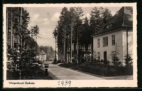 AK Oschatz, Fliegerhorst von der Strasse gesehen