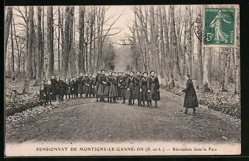 AK Montigny-Le-Gannelon, Recreation dans le Parc, Pensionnat