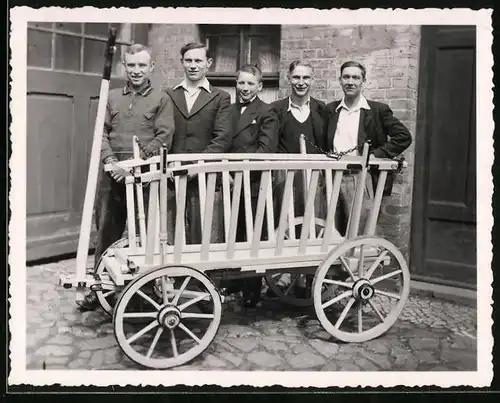 Fotografie Burschen und junge Männer mit Bollerwagen