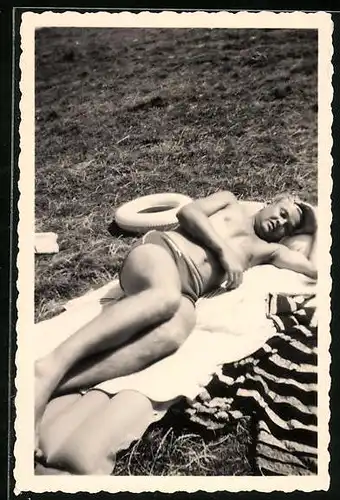 Fotografie Bademode, Herr in Badehose auf Liegewiese im Freibad