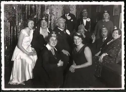 Fotografie Silvesterfeier, Feiergesellschaft läutet das neue Jahr 1932 ein