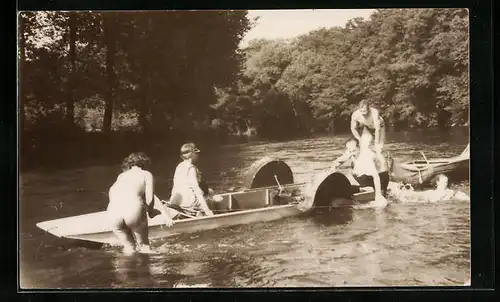 Foto-AK Wassersportler mit alten Tretbooten