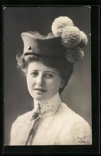 AK Hübsche Dame mit Bommeln am Hut