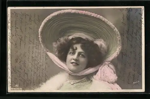 AK Dame mit grossem Hut
