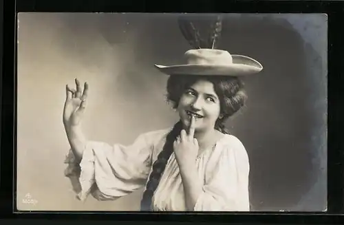 AK Lachende Frau mit Federn am Hut