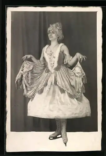 Foto-AK Frau in fein verziertem Kleid mit Schlittschuhen