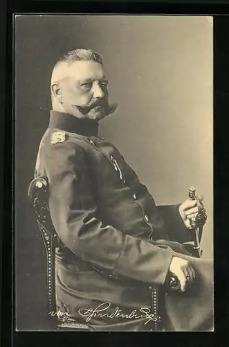 AK Halbprofilansicht von Paul von Hindenburg in Uniform auf einem Stuhl sitzend