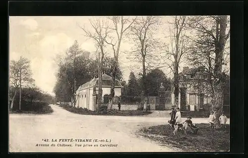 AK La Ferté-Vidame, Avenue du Château, Vue prise au Carrefour