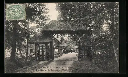 AK La Ferté-Vidame, Pavillon de la Fresnaye l`Arrivee