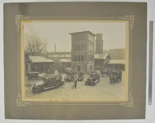 Fotografie Feuerwehr Provinz Hannover, Wache mit Fahrzeugen & Feuerwehrleuten, Löschzug, Ambulanz & Steigerturm