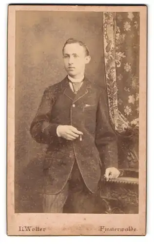 Fotografie L. Wolter, Finsterwalde, Modisch gekleideter Herr mit Zigarillo