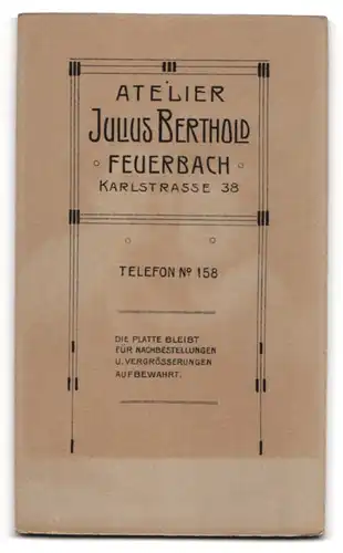 Fotografie Julius Berthold, Feuerbach, Karlstr. 38, Junge Dame im karierten Kleid