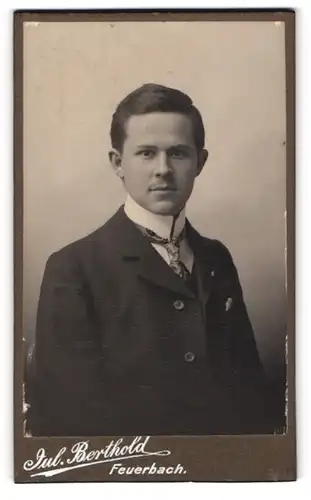 Fotografie Julius Berthold, Feuerbach, Karlstrasse 38, Junger Herr im Anzug mit Krawatte