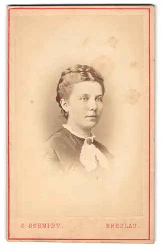 Fotografie C. Schmidt, Breslau, Paradiesstr. 14 b, Junge Dame mit Flechtfrisur