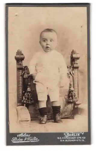Fotografie Strom & Walter, Berlin-SO, Köpenicker-Str. 102, Kleines Kind in weisser Kleidung