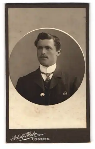 Fotografie Adolf Flohr, Oehringen, Junger Herr im Anzug mit Krawatte