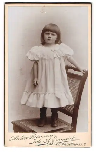 Fotografie A. Emmrich, Kassel, Kleine Rosenstr. 2, Kleines Mädchen im weissen Kleid