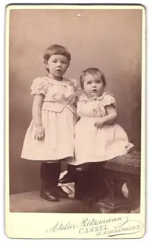 Fotografie H. Ritzmann, Kassel, Kleine Rosenstr. 2, Zwei kleine Mädchen in hübschen kleidern