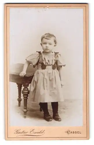 Fotografie Gustav Ewald, Kassel, Giesbergstr. 11, Kleines Kind im hübschen Kleid
