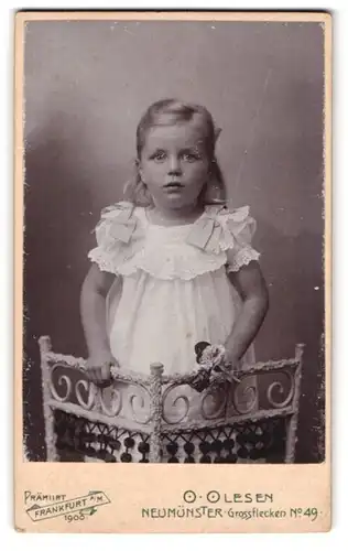 Fotografie O. Olesen, Neumünster, Grossflecken 49, Hübsches Mädchen im weissen Kleid mit Blume