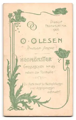 Fotografie O. Olesen, Neumünster, Grossflecken 49, Hübsches Mädchen im weissen Kleid mit Blume