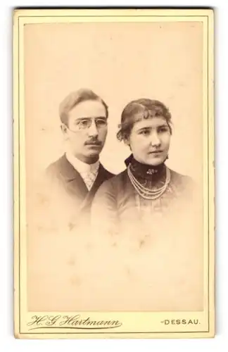 Fotografie H. G. Hartmann, Dessau, Franzstr. 24 b, Junges Paar in hübscher Kleidung