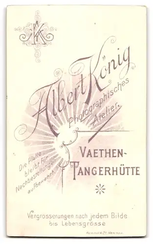 Fotografie Albert König, Vaethen-Tangerhütte, Süsses Kleinkind im Hemd sitzt auf Fell
