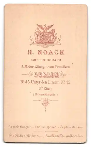 Fotografie H. Noack, Berlin, Unter den Linden 45, Junge Dame in modischer Kleidung mit Fächer