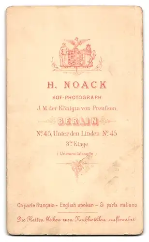 Fotografie H. Noack, Berlin, Unter den Linden 45, Elegant gekleidete Dame mit einem Buch