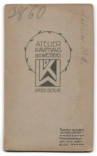 Fotografie Atelier Kaufhaus des Westens G. m. b. H., Berlin, Junge Dame in hübscher Kleidung mit Kind