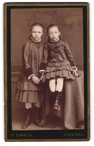 Fotografie Gustav Ewald, Kassel, Weserstr. 3, Zwei Mädchen in hübscher Kleidung