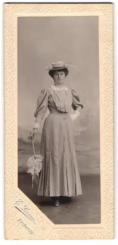 Fotografie E. Lorson, Fribourg, Junge Dame im Kleid mit Schirm