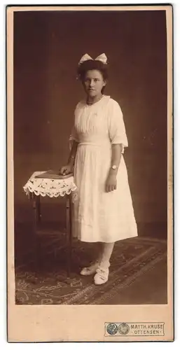 Fotografie Matth. Kruse, Altona-Ottensen, Papen-Str. 16, Junge Dame im weissen Kleid