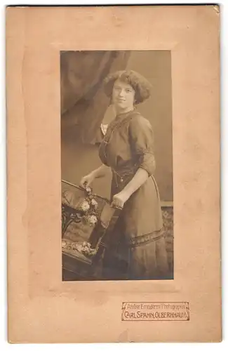 Fotografie Carl Spahn, Olbernhau i . /S., Junge Dame im modischen Kleid