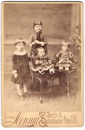 Fotografie Hennig, Berlin-N., Schönhauser Allee 150, Zwei Mädchen mit zwei Kleinkindern in hübscher Kleidung