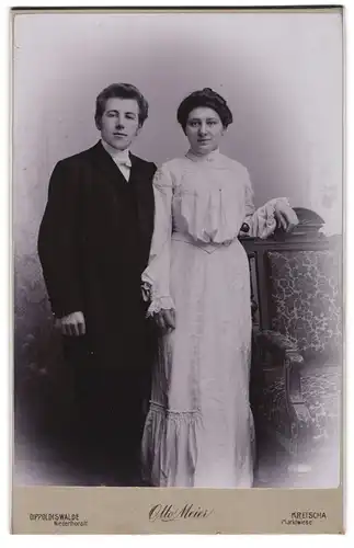Fotografie Otto Meier, Dippoldiswalde, Niedertorstr., Junges Paar in hübscher Kleidung