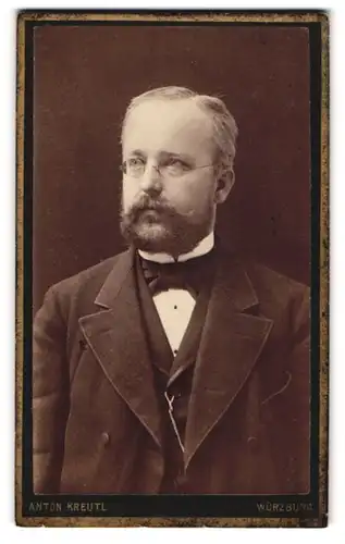 Fotografie Anton Kreutl, Würzburg, Elegant gekleideter Herr mit Brille und Vollbart