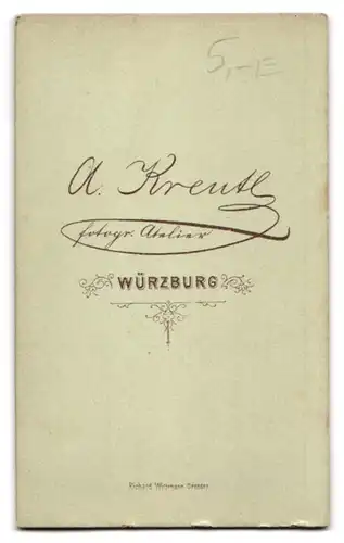 Fotografie Anton Kreutl, Würzburg, Elegant gekleideter Herr mit Brille und Vollbart