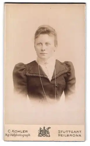 Fotografie C. Kohler, Stuttgart, Schellingstr. 13, Junge Dame im bestickten Kleid