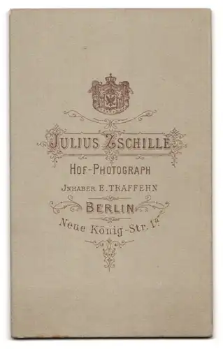 Fotografie Julius Zschille, Berlin, Neue König-Str. 1 a, Junge Dame im Kleid mit Kragenbrosche