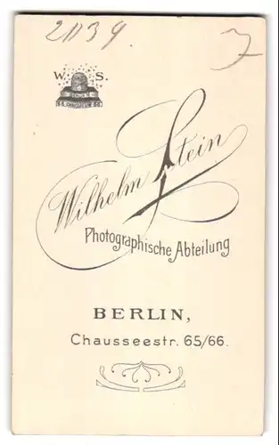 Fotografie Wilhelm Stein, Berlin, Chausseestr. 65-66, Süsses Kleinkind im Kleid mit Ball sitzt auf Fell