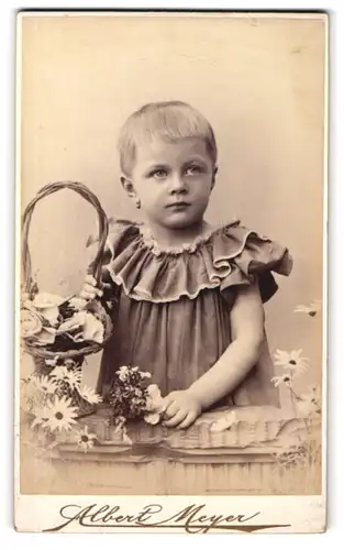 Fotografie Albert Meyer, Berlin-C., Alexander-Str. 45, Kleines Mädchen im Kleid mit Blumenkorb