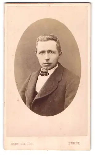 Fotografie Corrodi, Berne, Junger Herr in modischer Kleidung