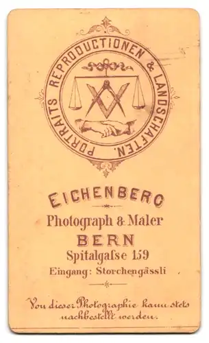 Fotografie Eichenberg, Berlin, Spitalgasse 159 Eingang Storchengässli, Zwei junge Herren in modischer Kleidung