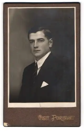 Fotografie unbekannter Fotograf und Ort, Junger Herr im Anzug mit Krawatte und Einstecktuch