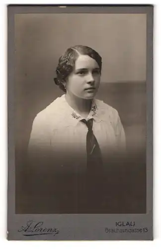 Fotografie A. Lorenz, Iglau, Brauhausgasse 13, Junge Dame in weisser Bluse mit Krawatte