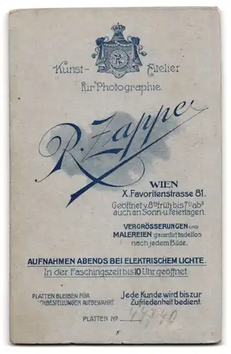 Fotografie R. Zappe, Wien, Favoritenstr. 81, Elegant gekleideter Herr mit Moustache