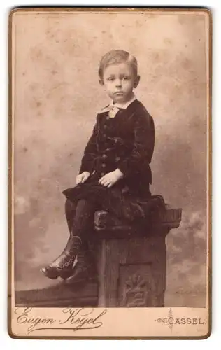 Fotografie Eugen Kegel, Cassel, Gr. Rosenstrasse 5, Kleiner Junge im Samtkostüm
