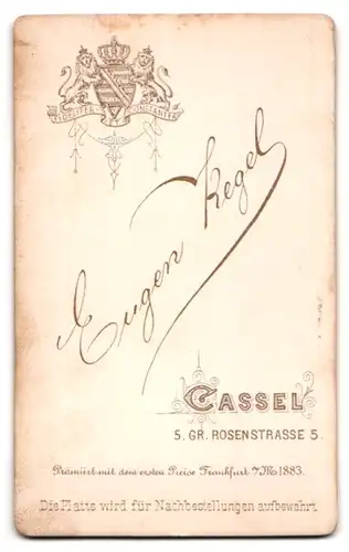 Fotografie Eugen Kegel, Cassel, Gr. Rosenstrasse 5, Kleiner Junge im Samtkostüm