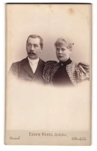 Fotografie Eugen Kegel, Elberfeld, Herzogstrasse 32, Mann mit Schnauzer und junge Frau mit Stirnlocken und Brosche